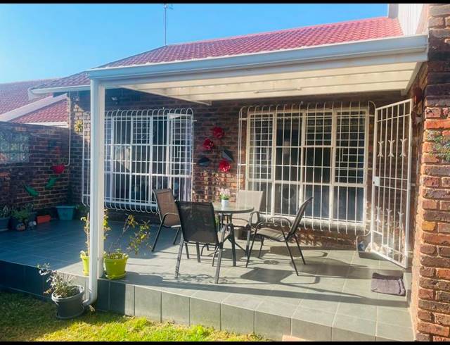 3 BEDROOM TOWNHOUSE FOR SALE IN EDLEEN